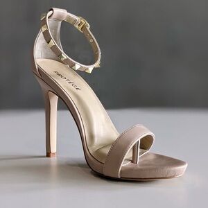 PROTEGE FOOTWEAR 
PAINLESS STILETTO HEELS
INTERCHANGEABLE ANKLE STRAPS
8.5
NUDE